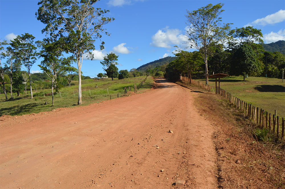 PREFEITURA RECUPERA ESTRADA QUE LIGA BUERAREMA A VILA OPER&Aacute;RIA