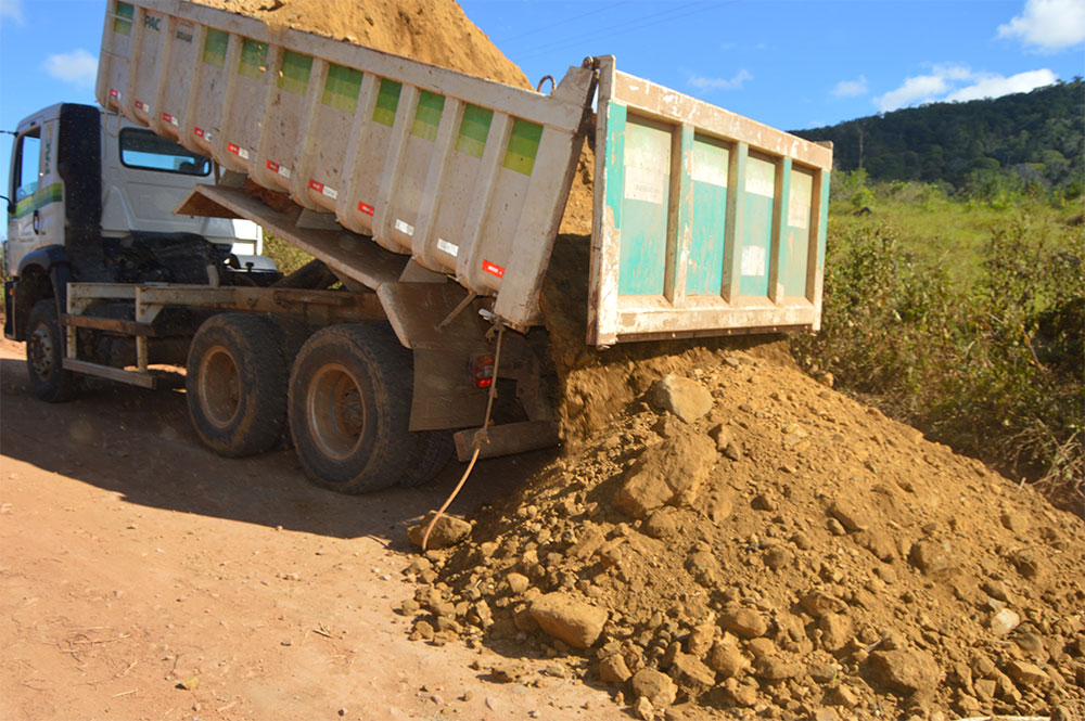 PREFEITURA RECUPERA ESTRADA QUE LIGA BUERAREMA A VILA OPER&Aacute;RIA