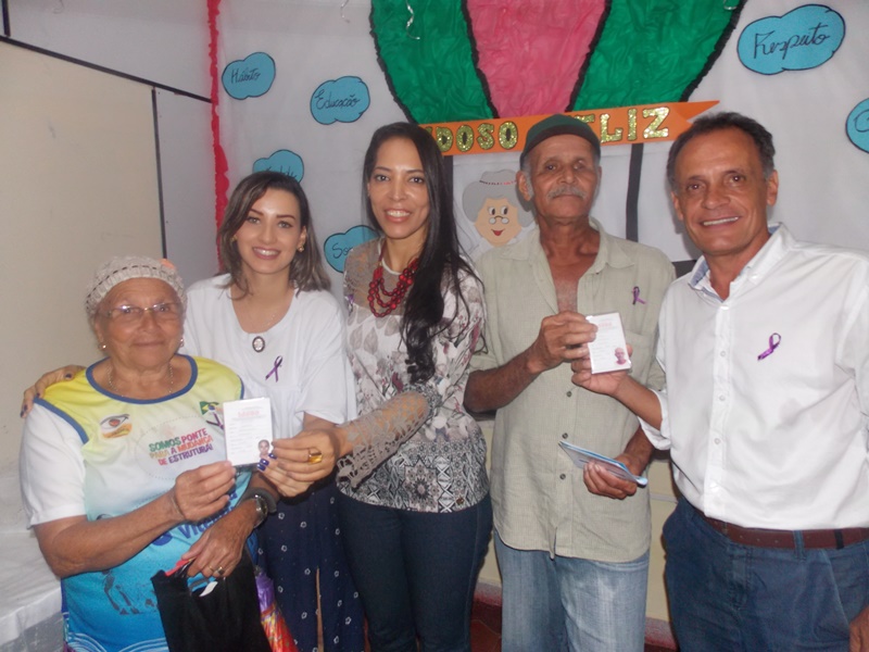 ASSIST&Ecirc;NCIA SOCIAL DE BUERAREMA ENTREGA CARTEIRA DO IDOSO E FAZ PALESTRA SOBRE O JUNHO VIOLETA