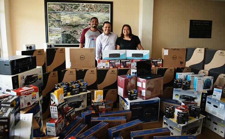 Prefeito entregou os equipamentos aos Secret&aacute;rios de Administra&ccedil;&atilde;o e Educa&ccedil;&atilde;o