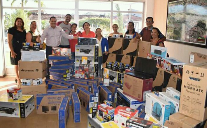 Prefeito entregou os equipamentos aos Secretários de Administração e Educação