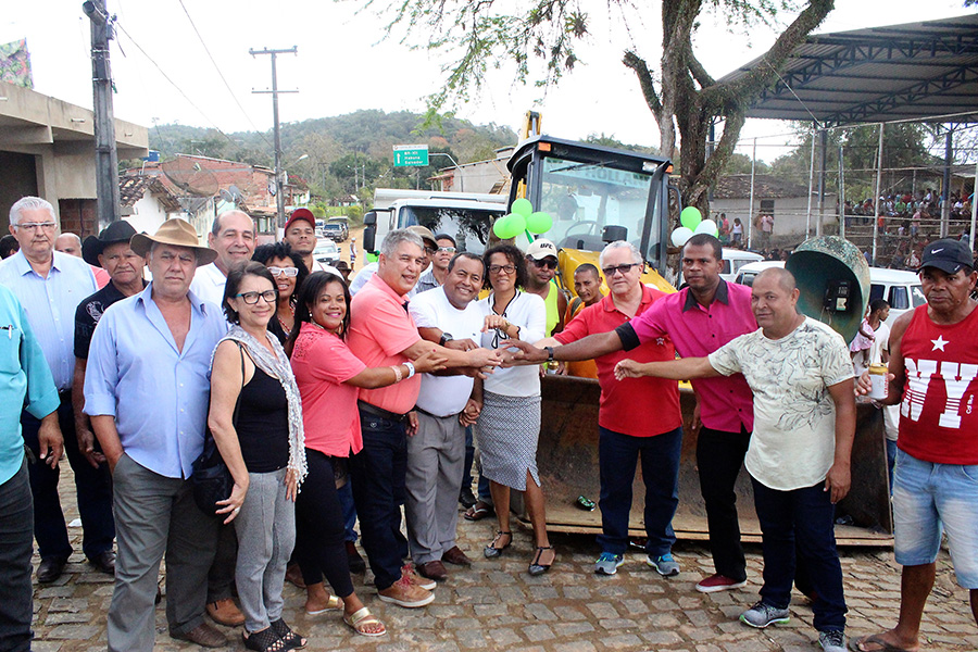 Agricultura familiar de Itacar&eacute; recebe  nova ca&ccedil;amba e retroescavadeira 