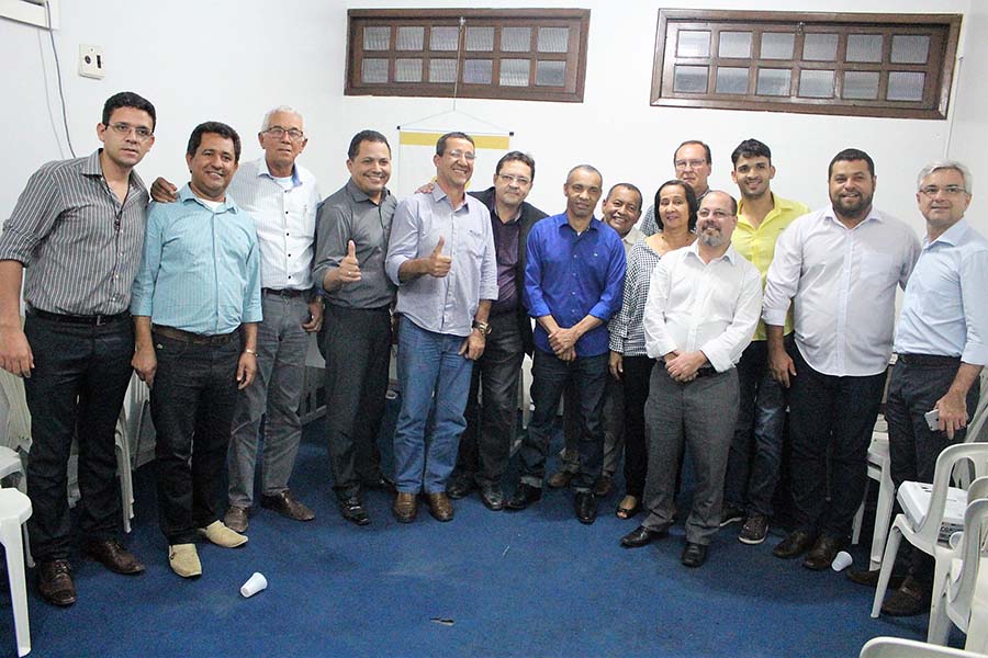 Prefeitos, assessores e representantes da Amurc no encontro com a CNM