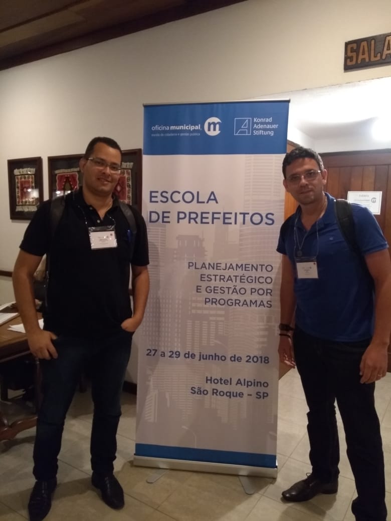 Prefeito Jadson a direita e o secretário de ADM e Planejamento, Thiago.jpeg