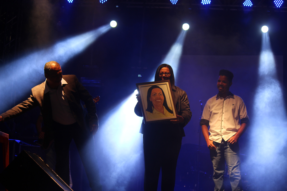 prefeita foi homenageada por gari com retrato pintado em tela.jpg
