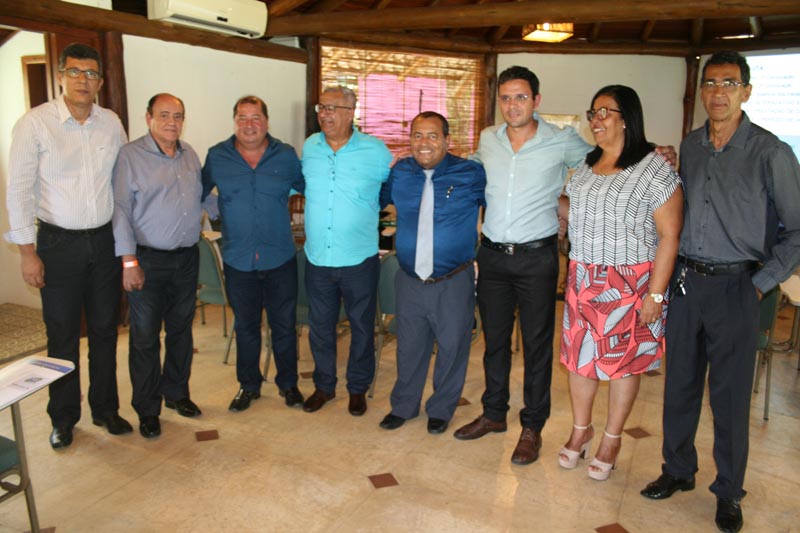Prefeitos e representantes de municípios associados a Amurc FOTO ALINE MEIRA.jpg