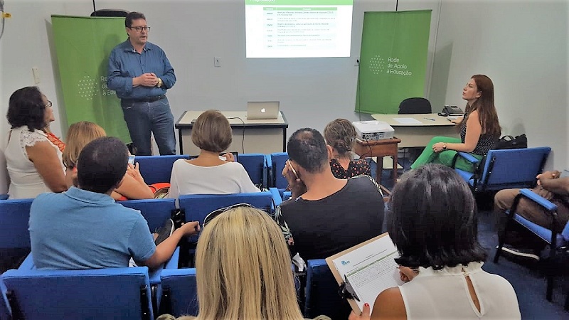 Secretário Executivo da Amurc, Luciano Veiga, secretários de Educação e a representante do IN.jpeg