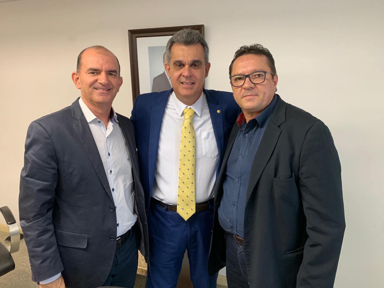 Presidente da FecBahia, Claudinei Xavier,  Secretario da Sedur, Sérgio Luís Brito e o Secretário Executivo da Amurc e CDS-LS, Luciano Veiga.jpeg