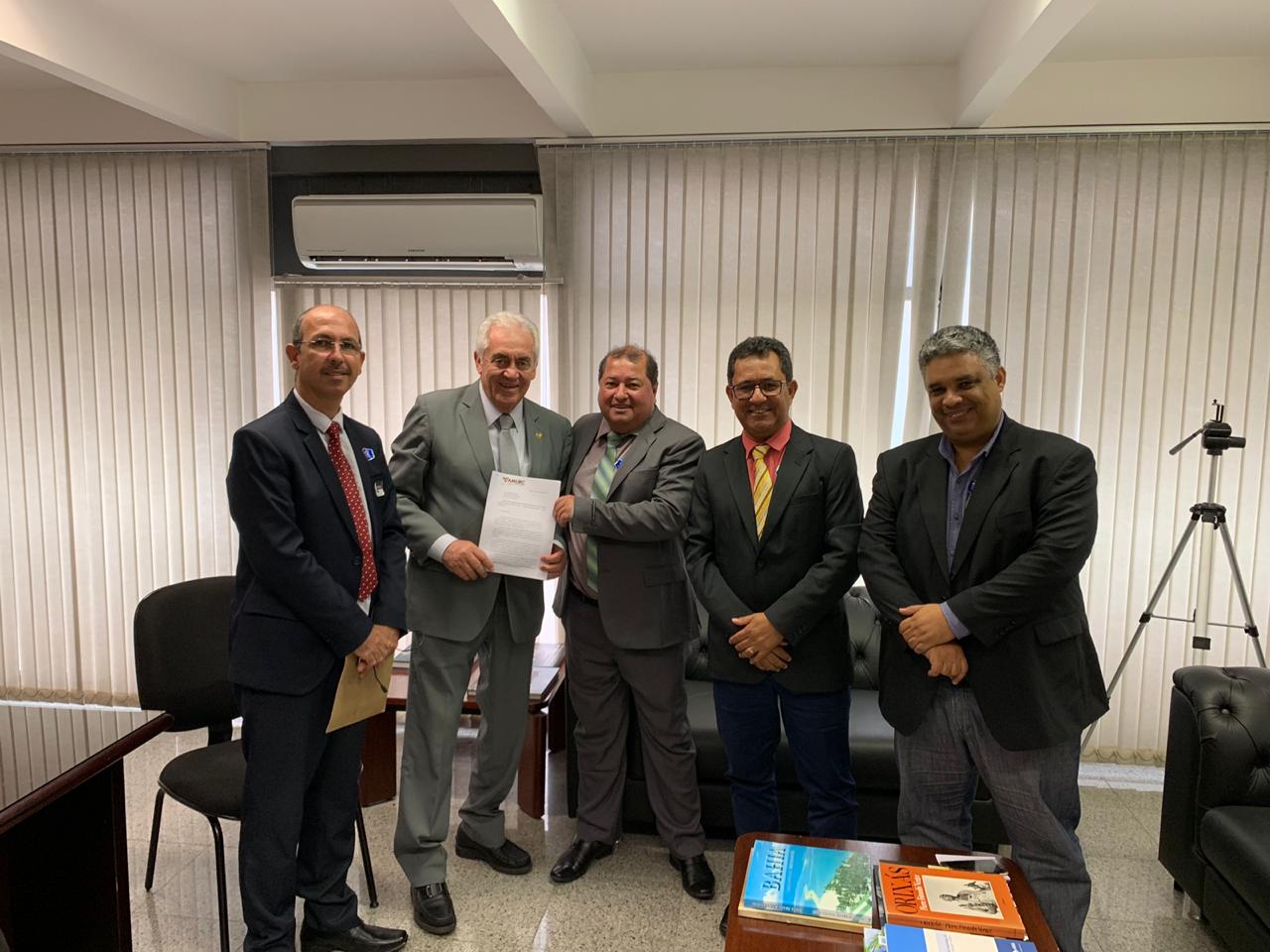 Prefeitos entregam reivindicações das instituições federais de ensino ao Senador Othon Alencar.jpeg