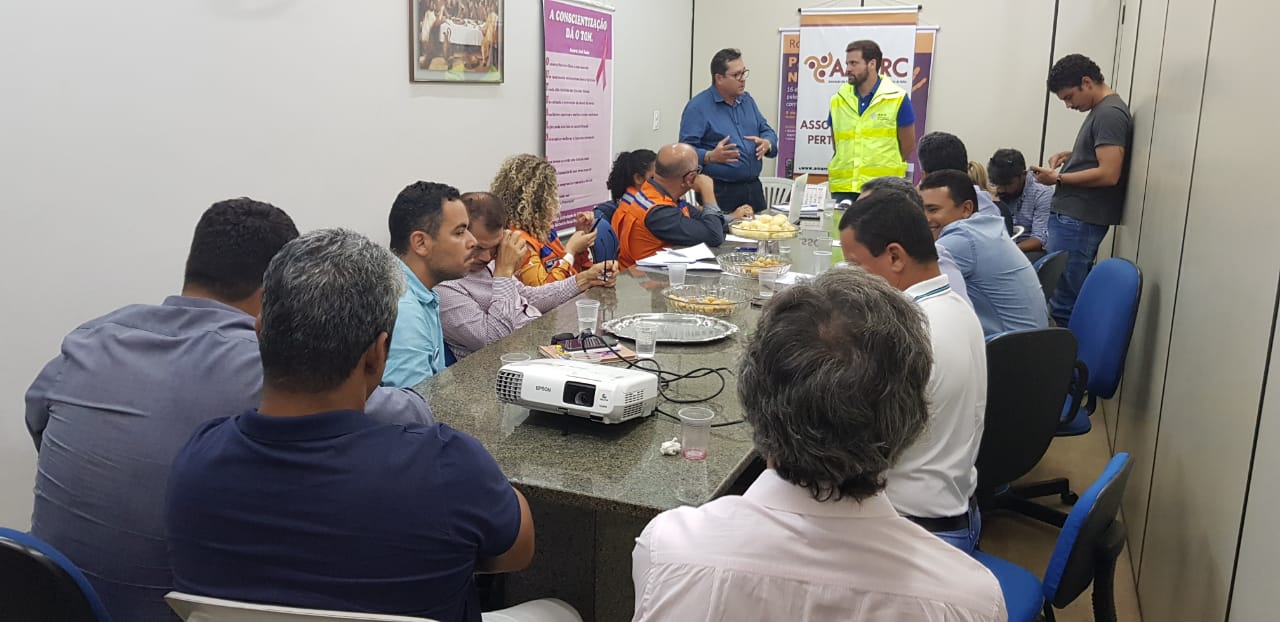 Reunião dcom instituições e representantes municipais sobre medidas adotadas  diante do aparecimento de óleo nas praias do Sul e Baixo Sul Baiano (.jpeg