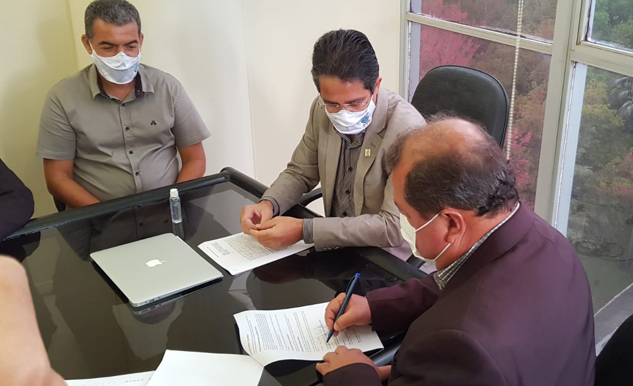 Vice-reitor Maurício Moreau, Reitor Alessandro Santana e o Presidente da Amurc Aurelino Cunha.jpeg