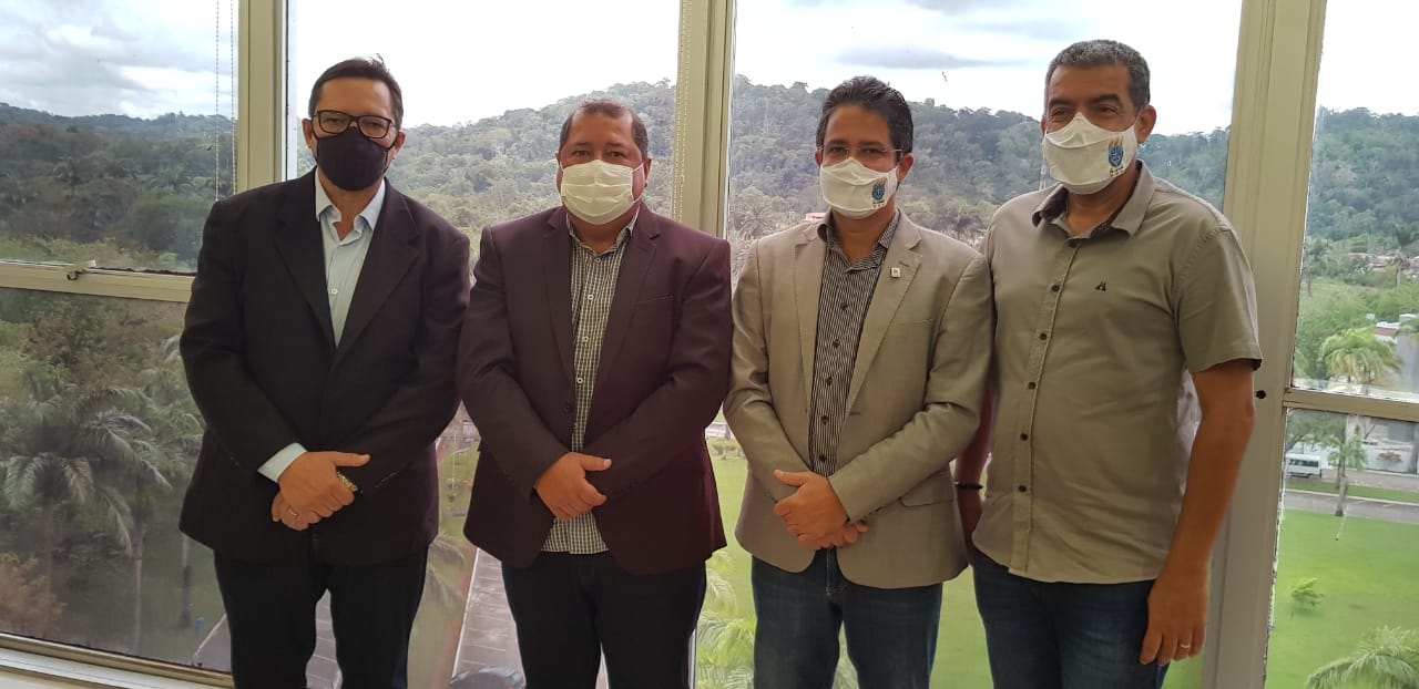 Secretário Executivo da Amurc Luciano Veiga, Presidente da Amurc Aurelino Cunha, Reitor da Uesc Alessandro Santana e Vice-Reitor da Uesc Maurício Moreau.jpeg