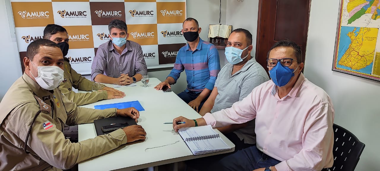 Marcone, representantes da PM, Prefeitura de Itajuípe e da Amurc.jpeg