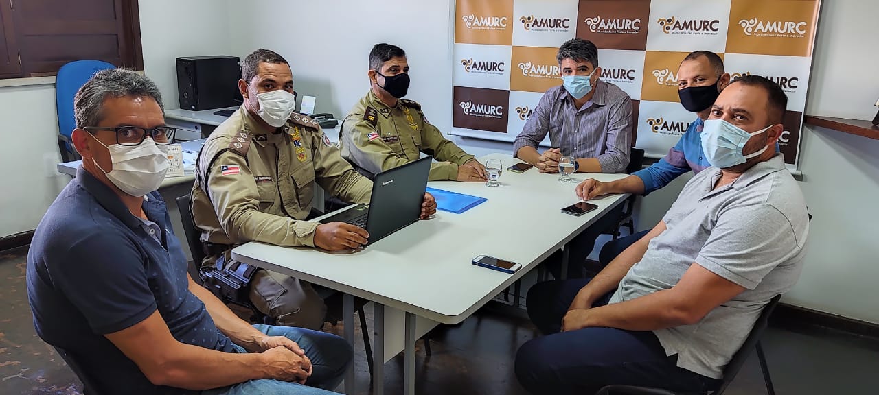 Presidente da Amurc com representantes da PM e da Prefeitura de Itajuípe.jpeg