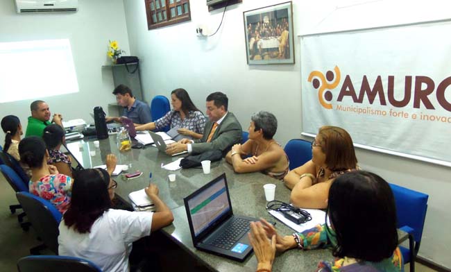Reuniao entre a equipe tecnica de Buearema e a Constat na sede da Amurc