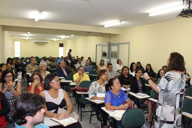 Cleuza Repolho apresentou aspectos da nova Base Curricular Comum