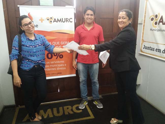 Os estudantes Cayse Soares e Jackson Souza receberam descontos da Amurc